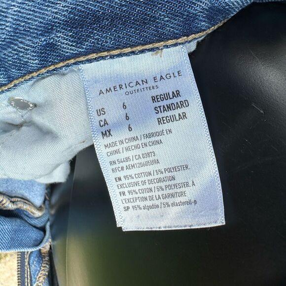 American Eagle Jeans Womens SIze 6 Mom Ripped Knees Medium Wash Straight Denim - Picture 6 of 6